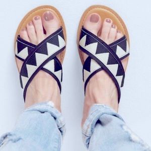 TOMS Viv Canvas Slide Sandal in Black Triangle Open Toe Size 9 1/2